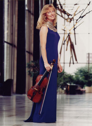 Violinist Cynthia Phelps